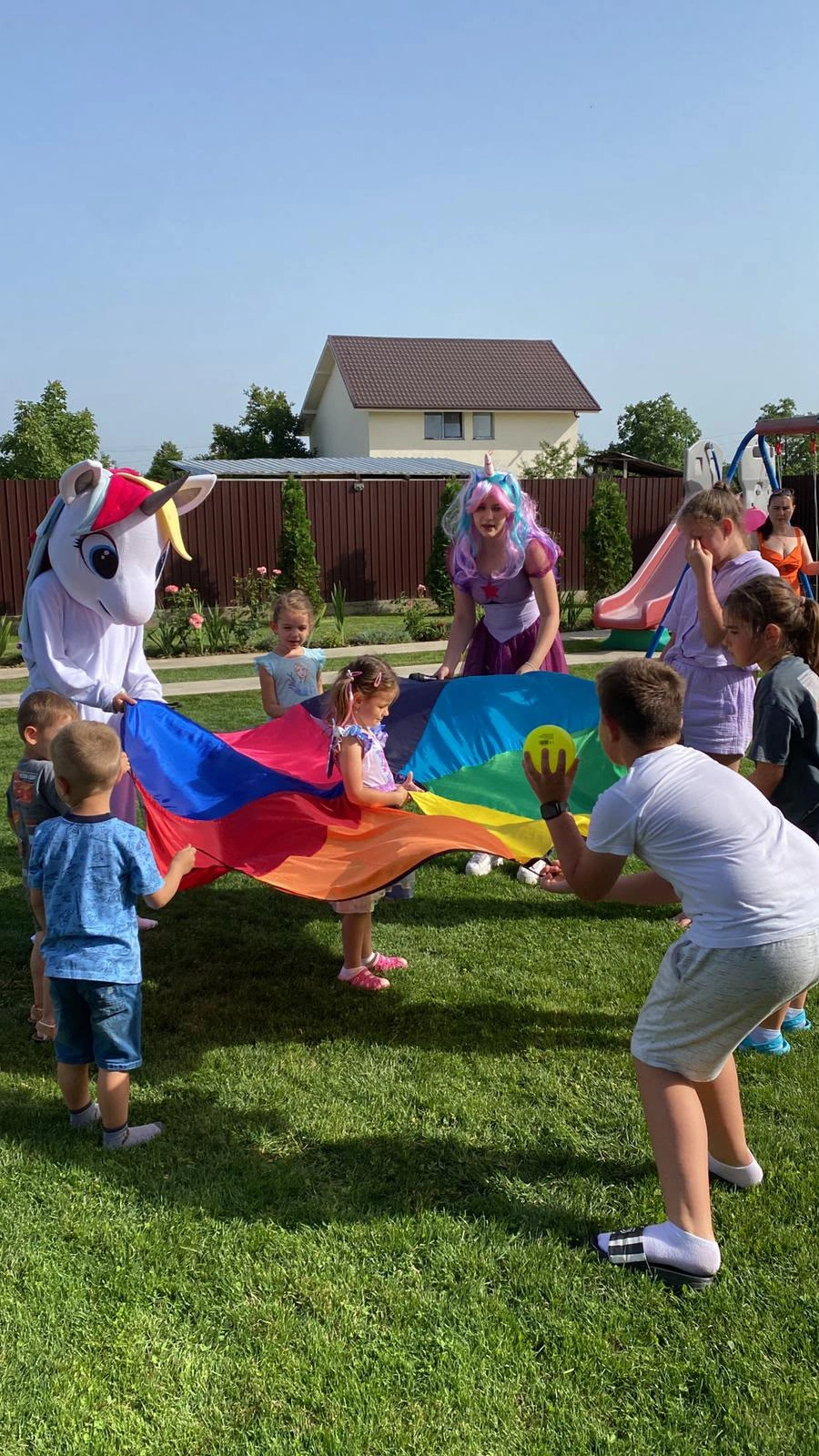 animatoare si mascota unicorn joc cu parașuta la petrecere