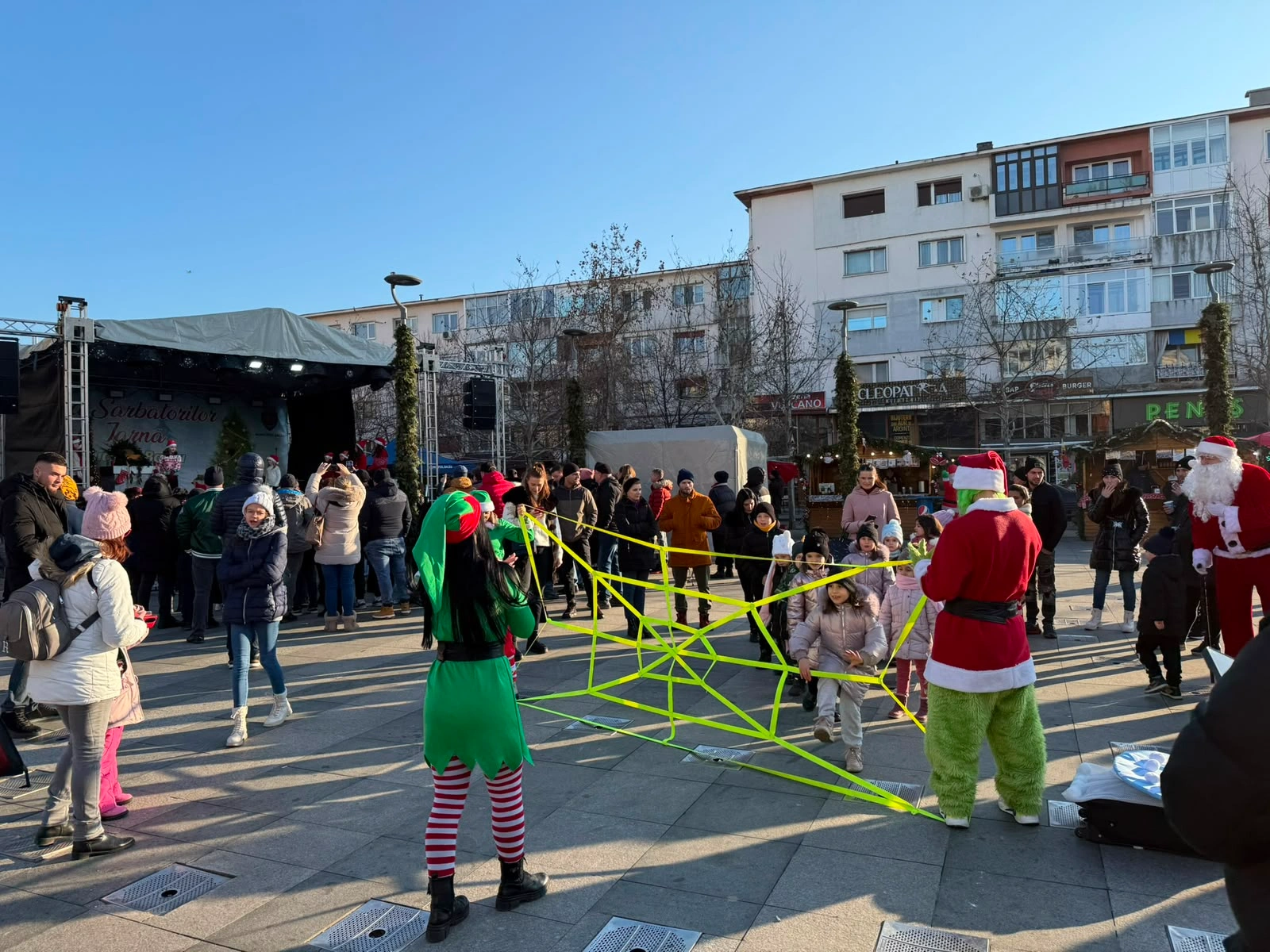 animatoare si mascota verde joc cu baloane la petrecere aniversara