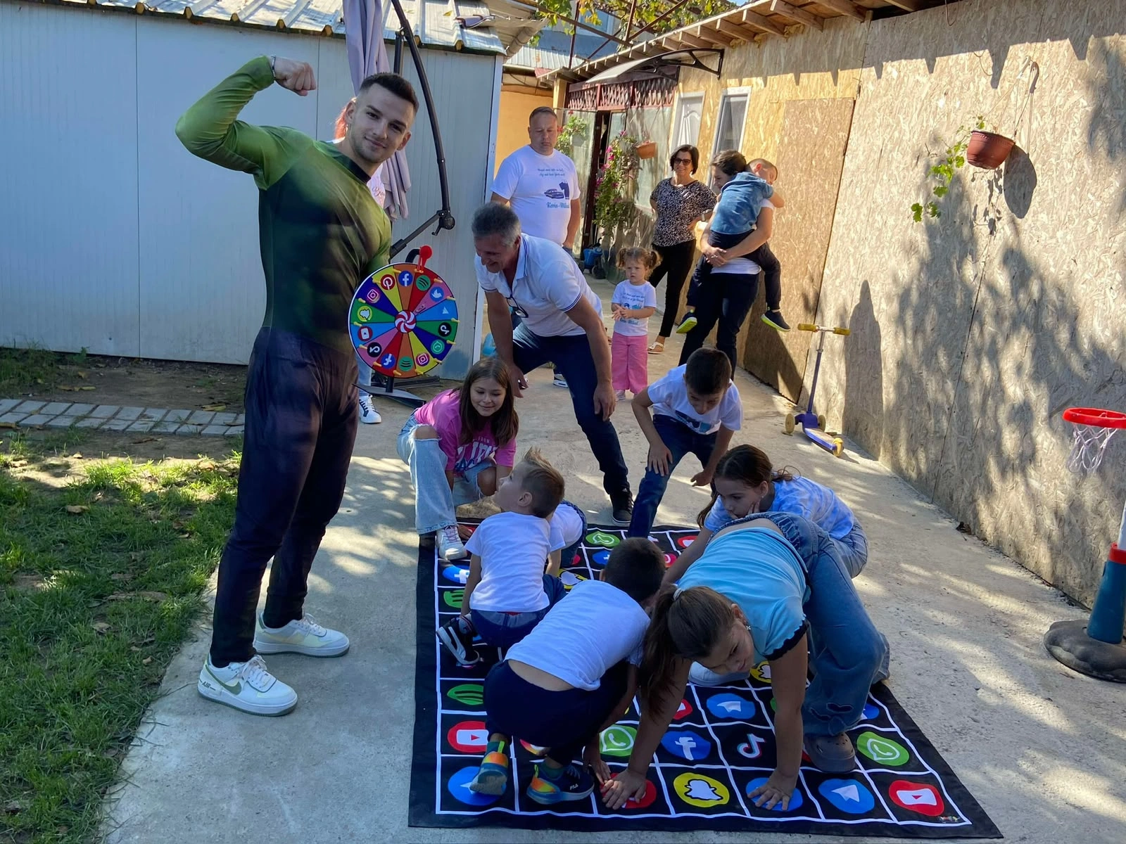 animator masculin joc twister social media copii