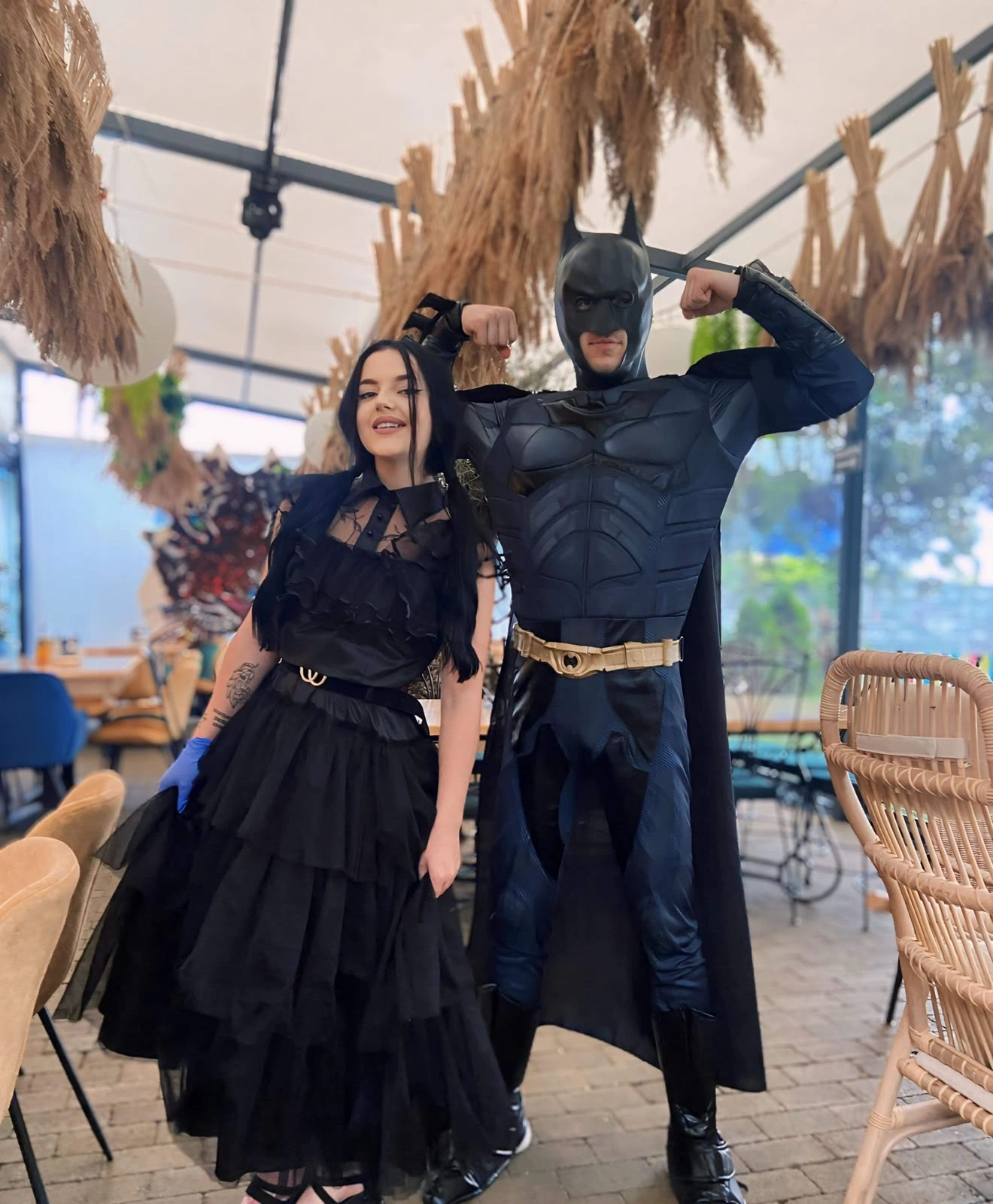 Batman personaj costumat si animatoare la petrecere aniversara