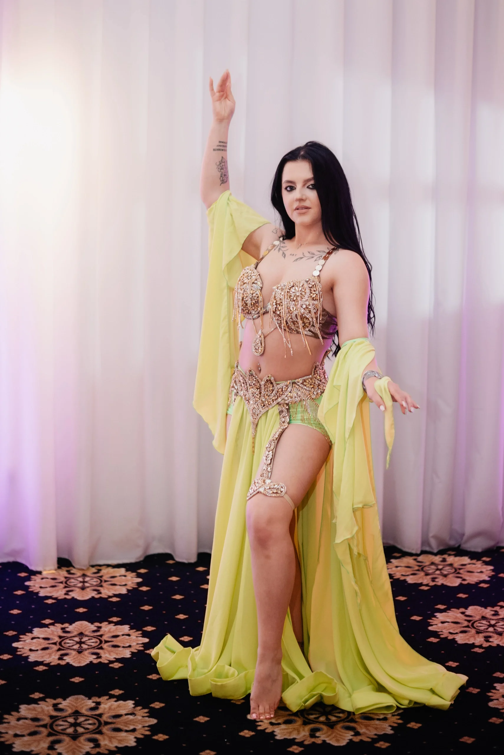 dansatoare belly dance cu costum verde