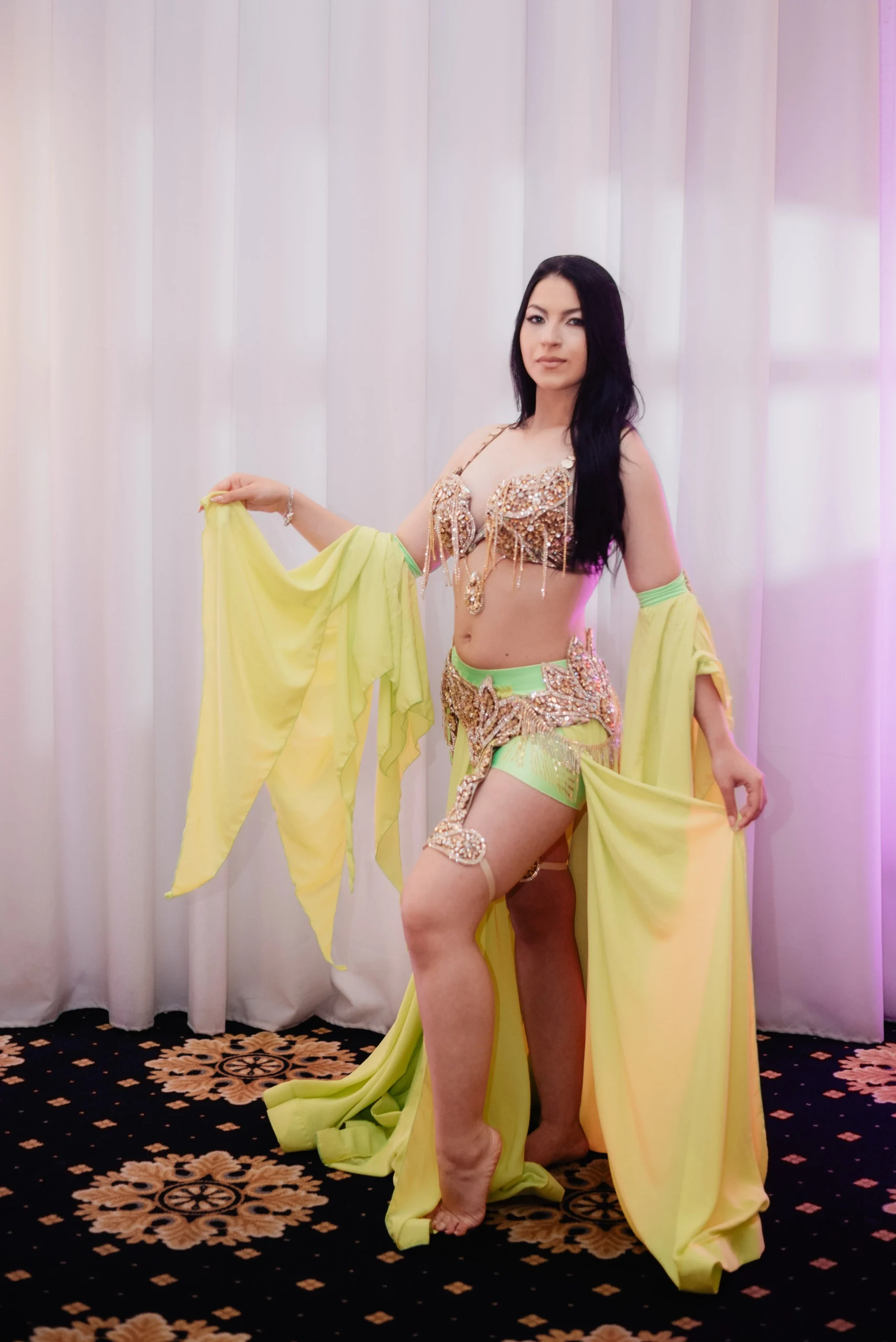 dansatoare belly dance la petrecere aniversara