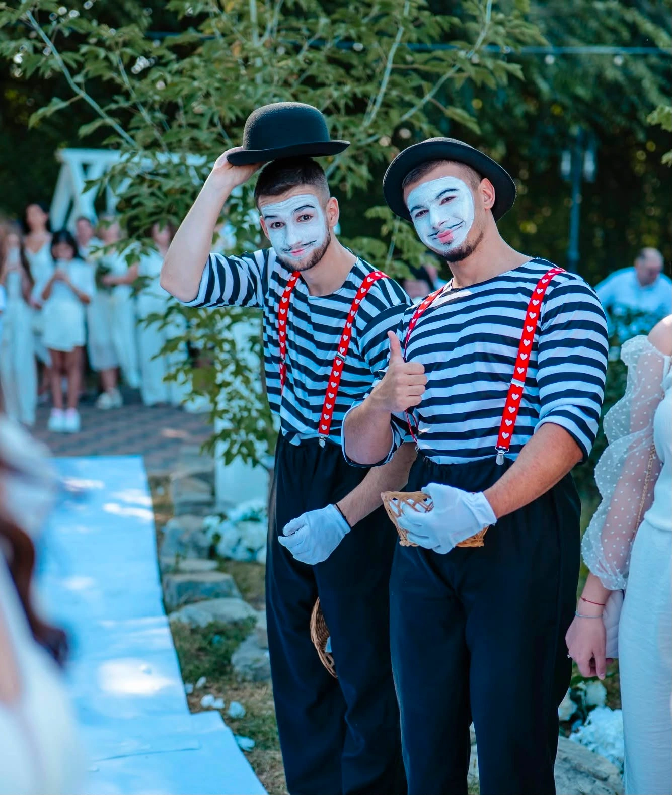 doi actori mim la petrecere aniversara