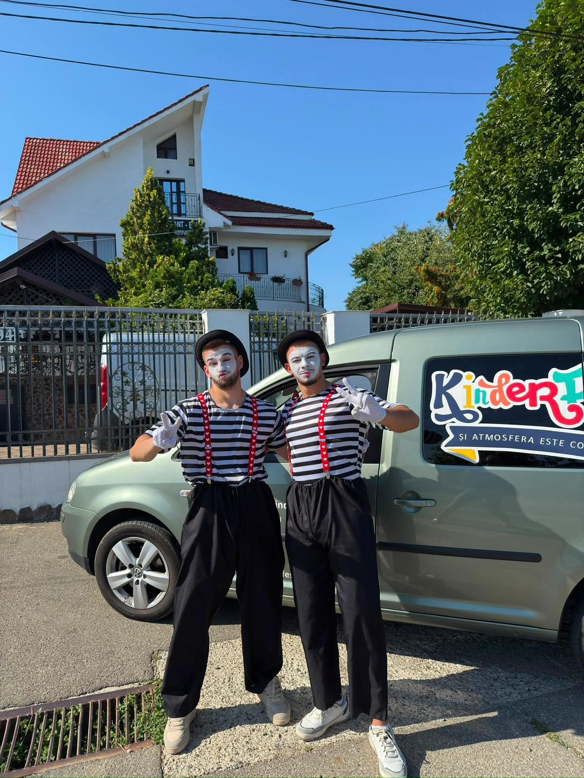 doi animatori mime in fata masinii KinderFest