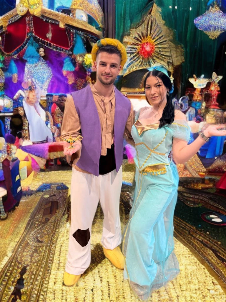 doua animatoare costumat personaj prinț si printesa la petrecere aniversara