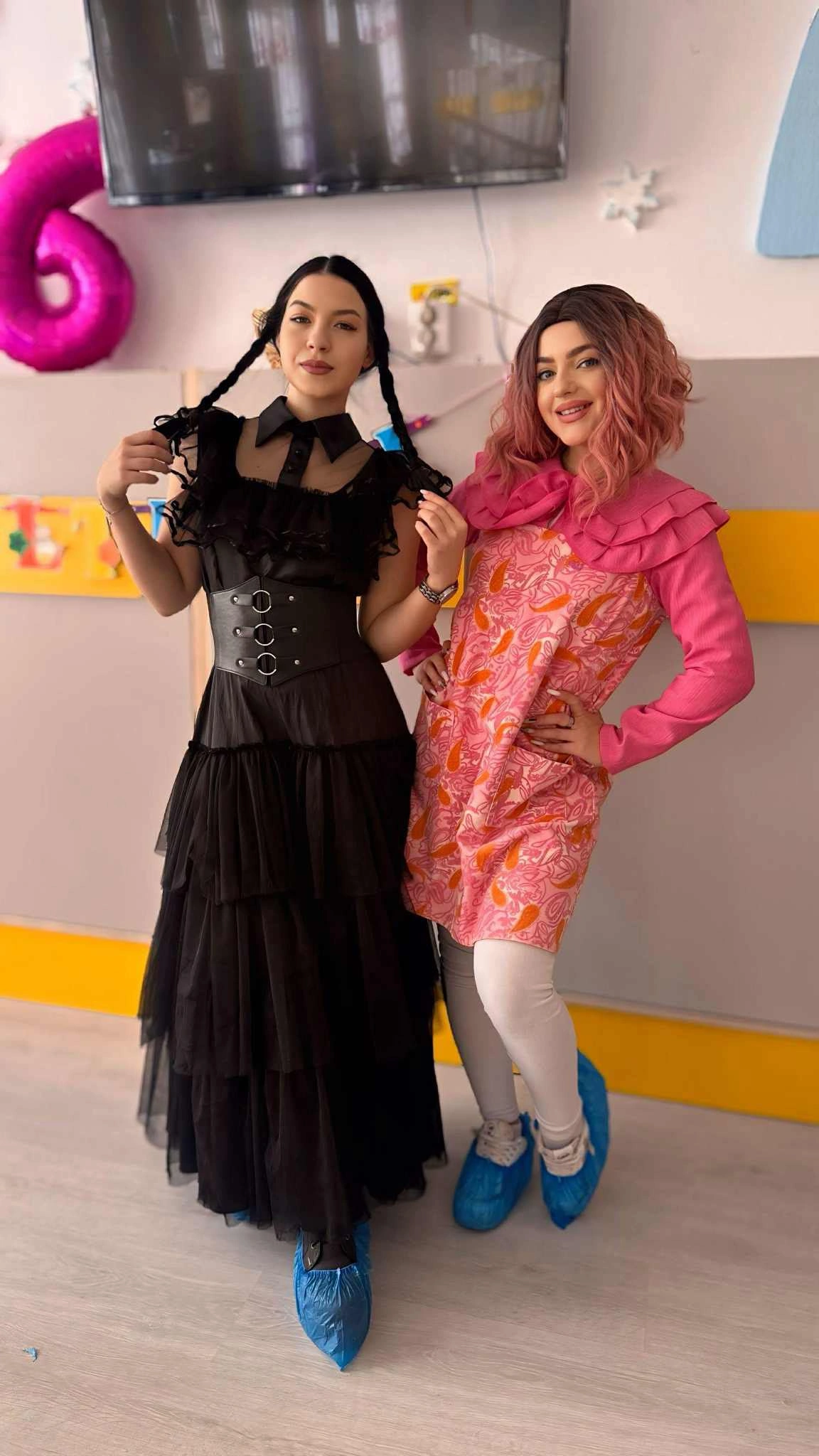 doua animatoare costumate la petrecere