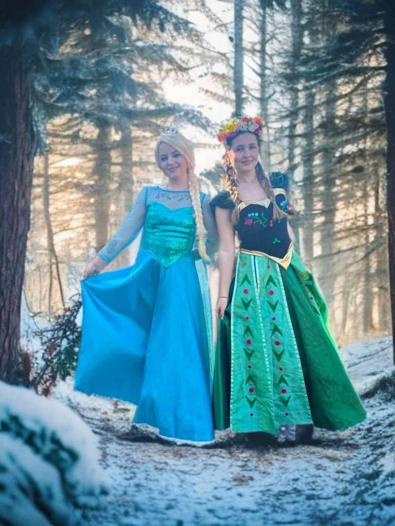 doua animatoare Elsa si Anna in padure