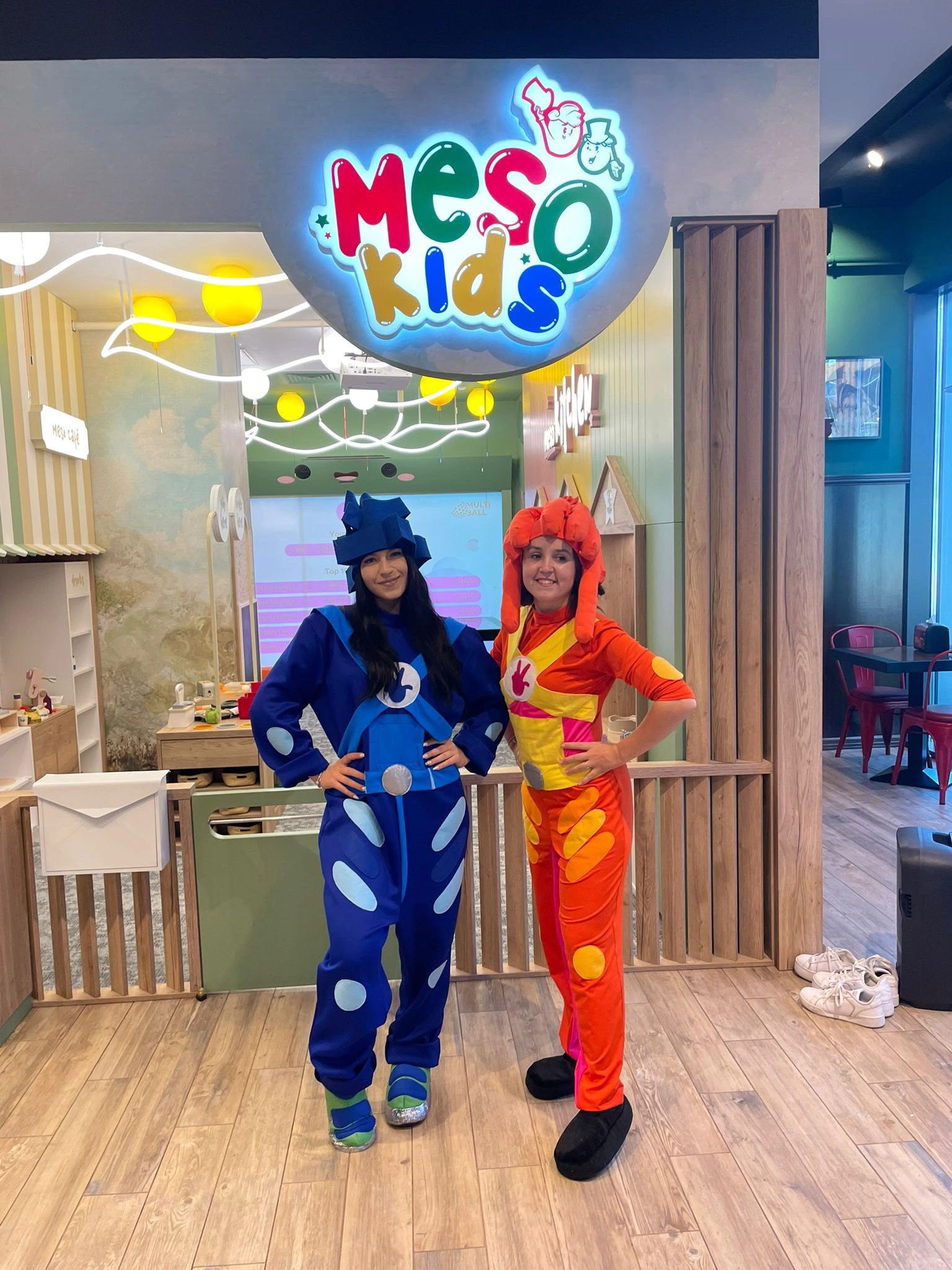 doua animatoare in costume colorate la petrecere
