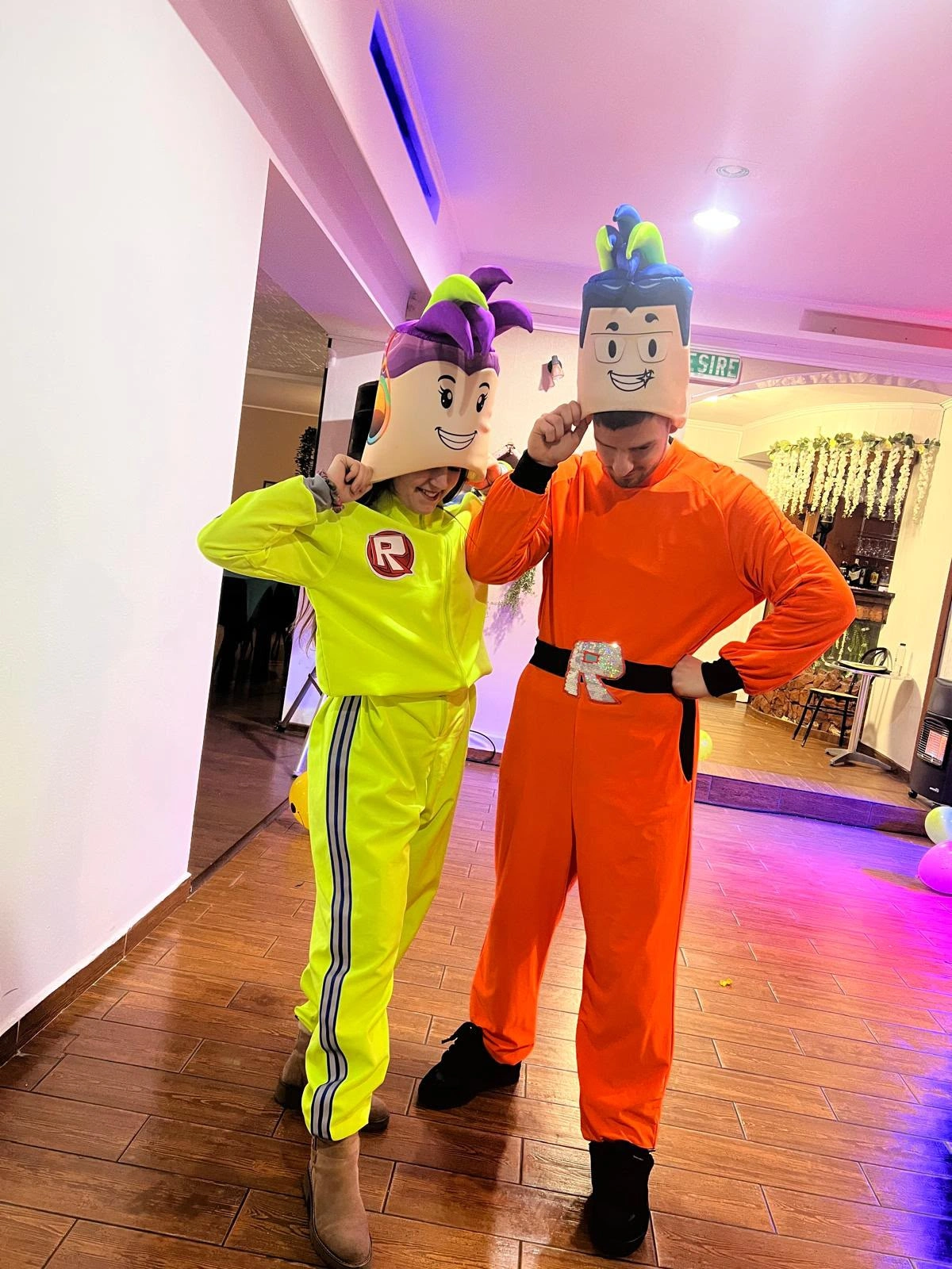 doua animatoare mascote costumate la eveniment