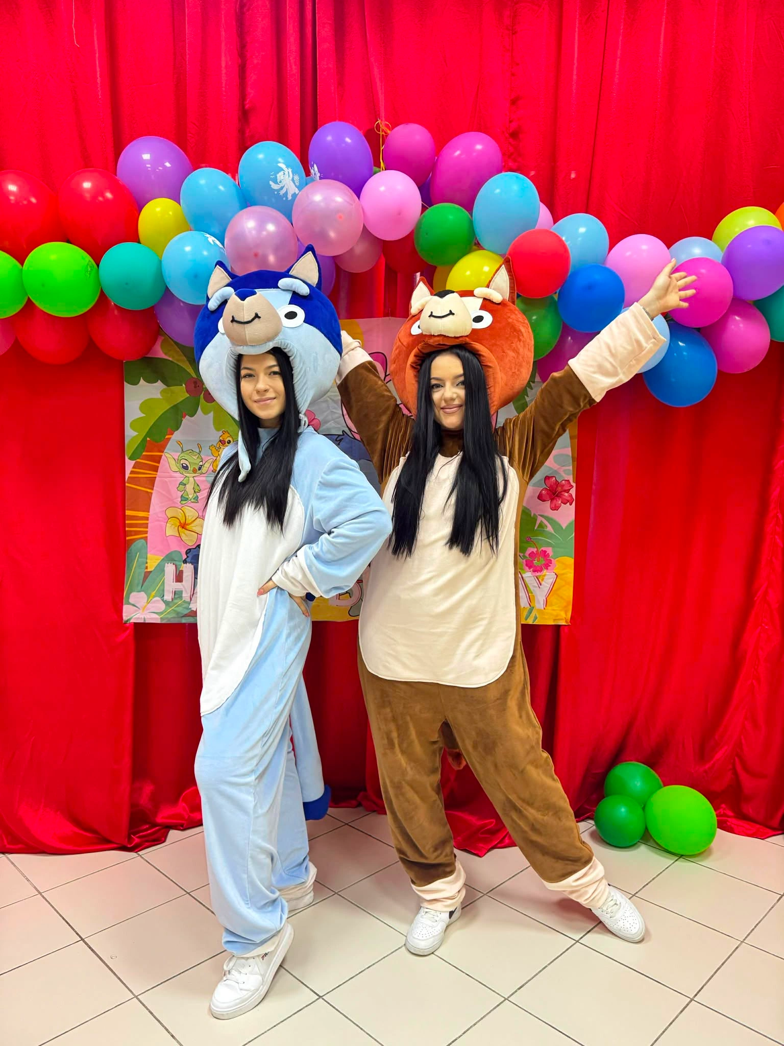 doua animatoare mascote costume la petrecere aniversara