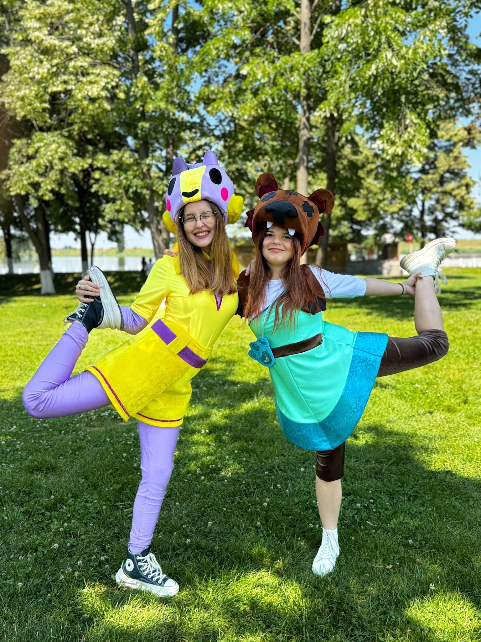 doua animatoare mascote la petrecere in parc
