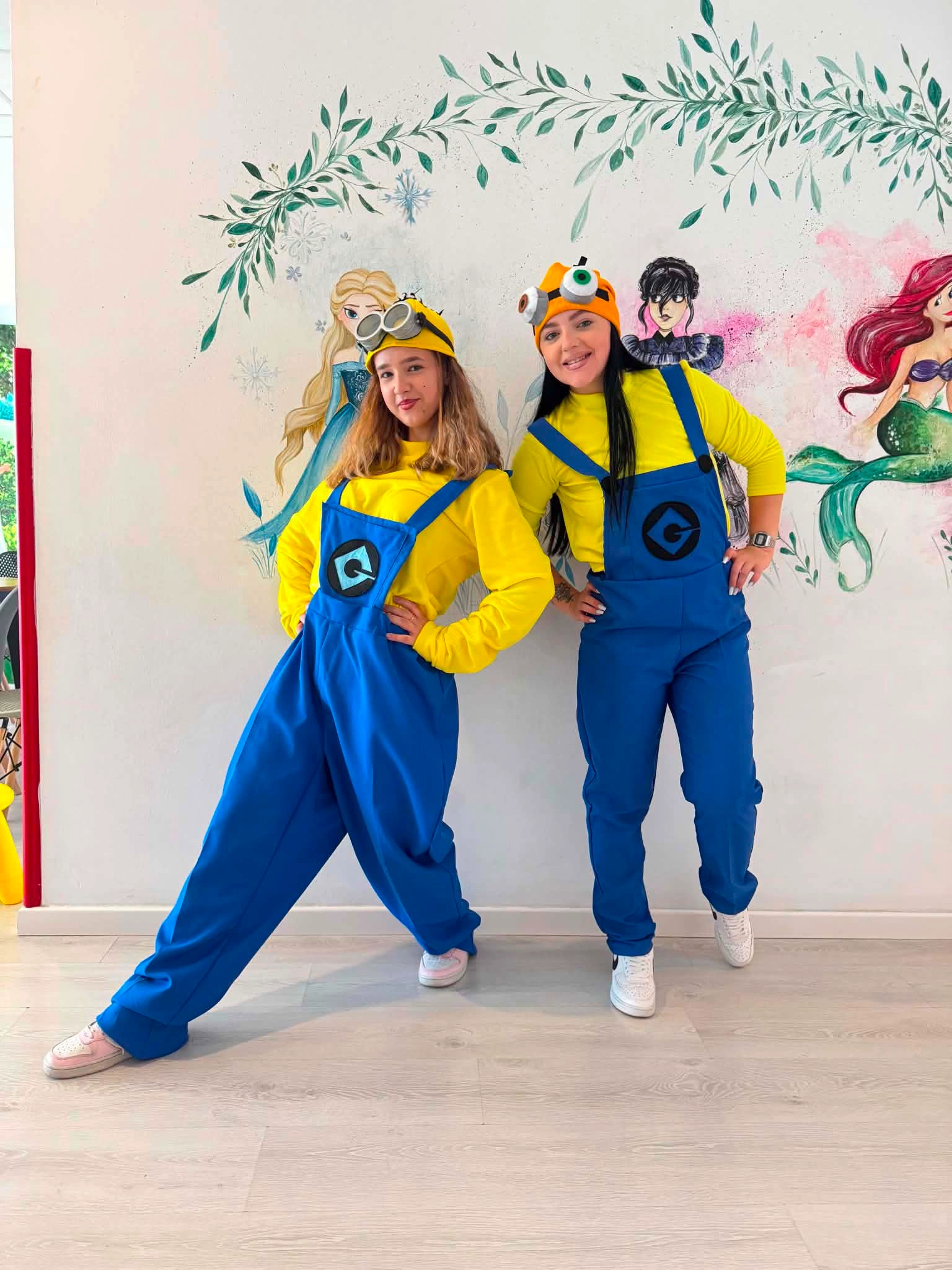 doua animatoare mascote minioni la petrecere aniversara