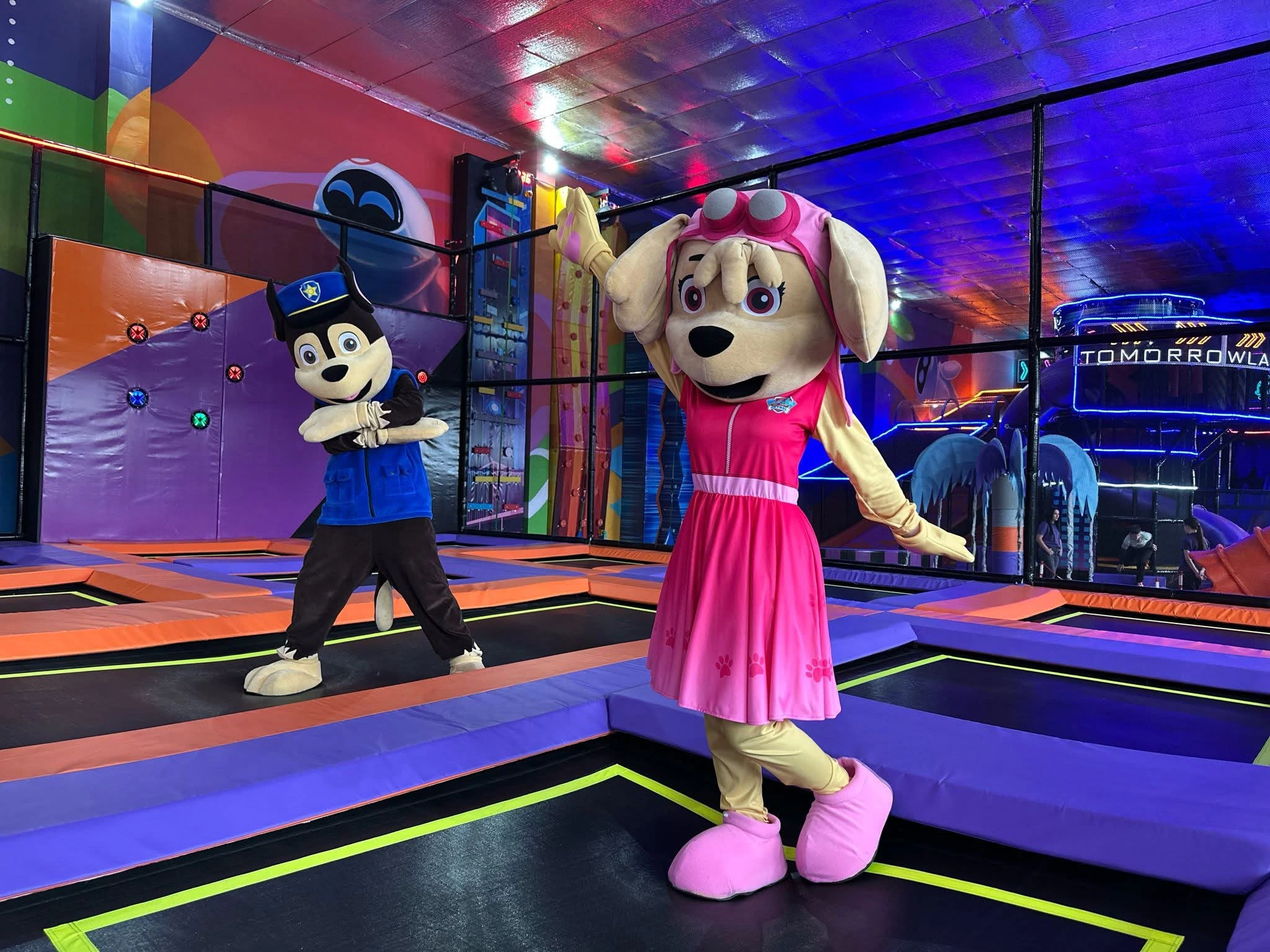 doua mascote personaj si trampoline la eveniment
