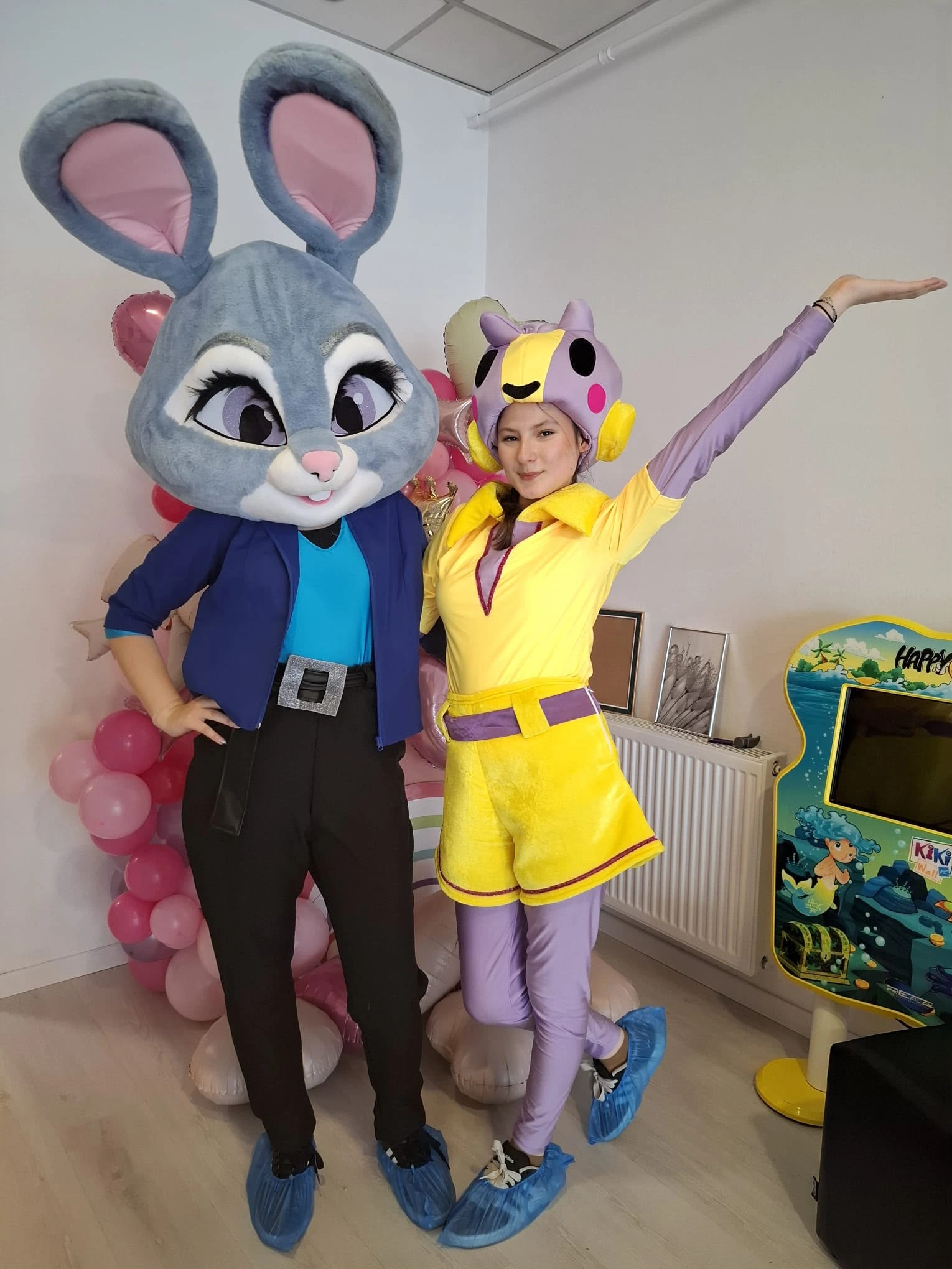 doua mascote si animatoare la petrecere