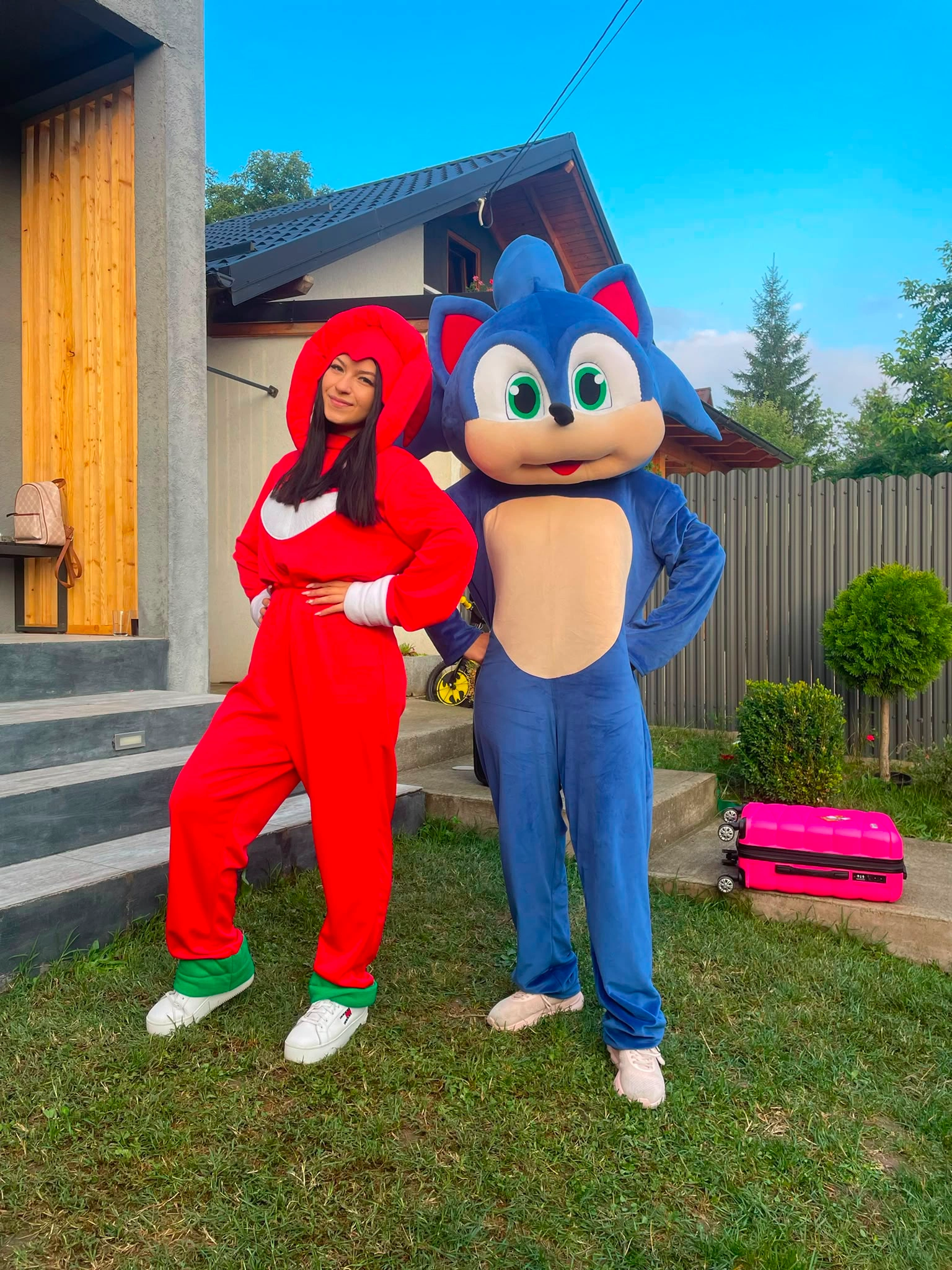 doua mascote si animatoare la petrecere