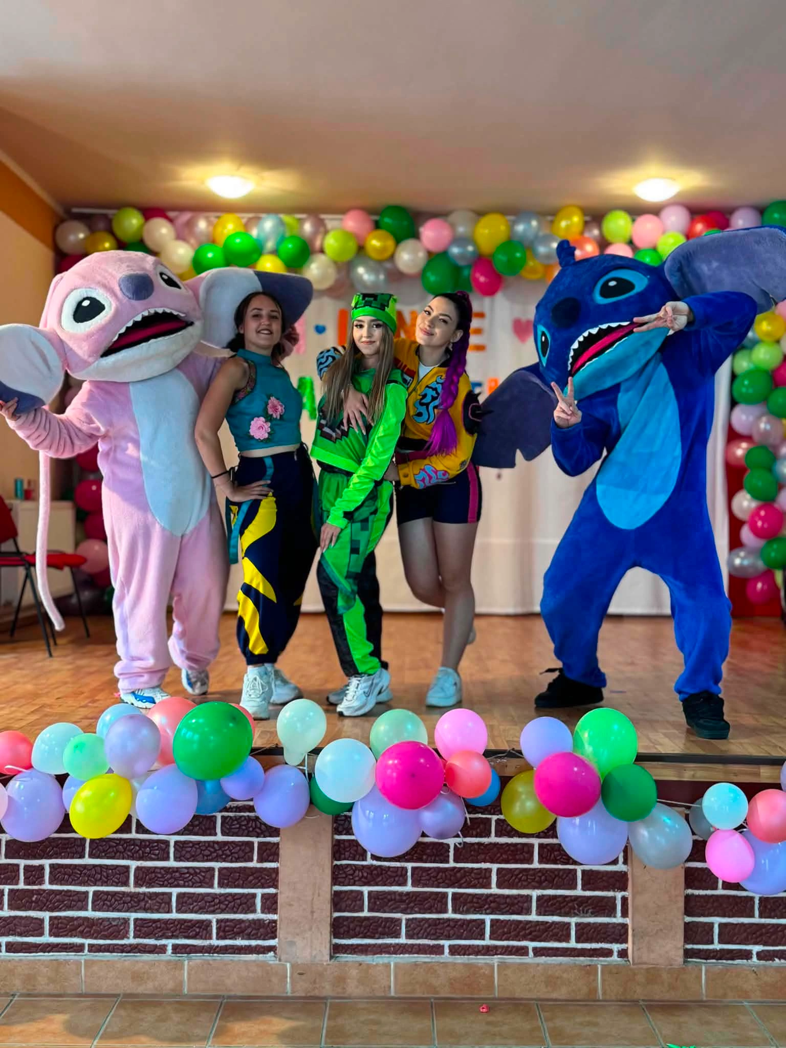 doua mascote si trei animatoare pe scena