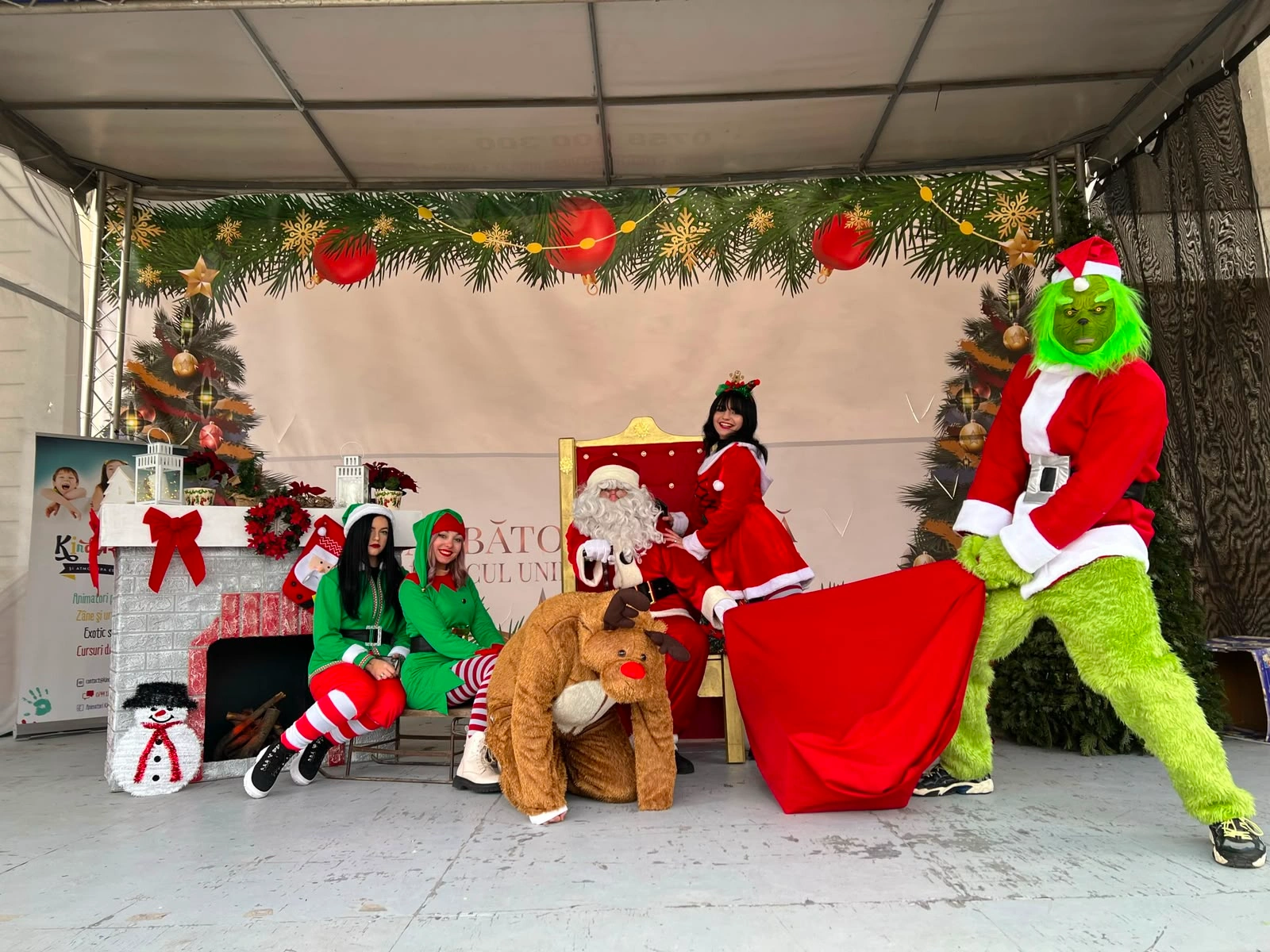 mascota grinch cu mos craciun si elfi