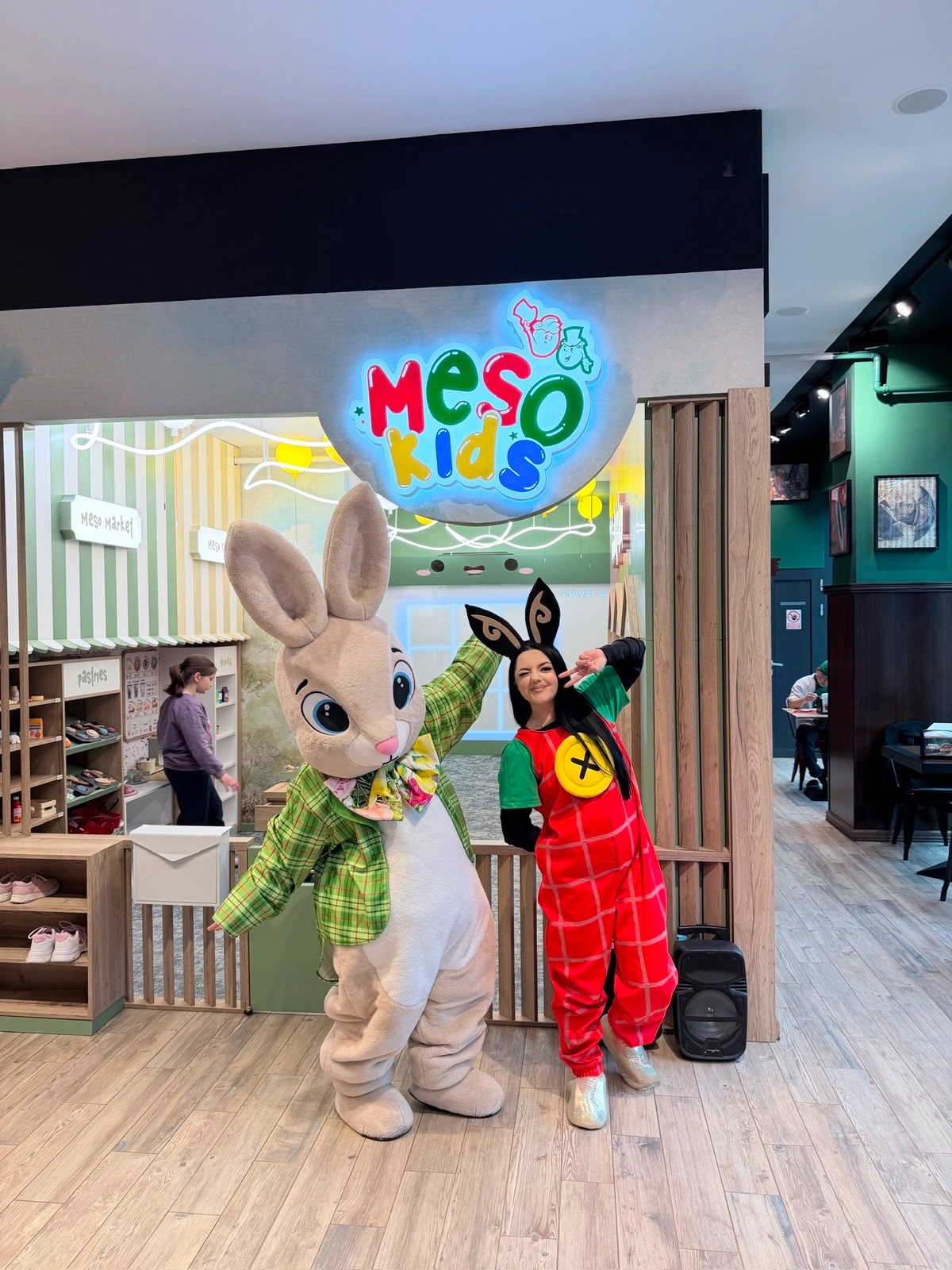 mascota iepure si animatoare costumata la eveniment