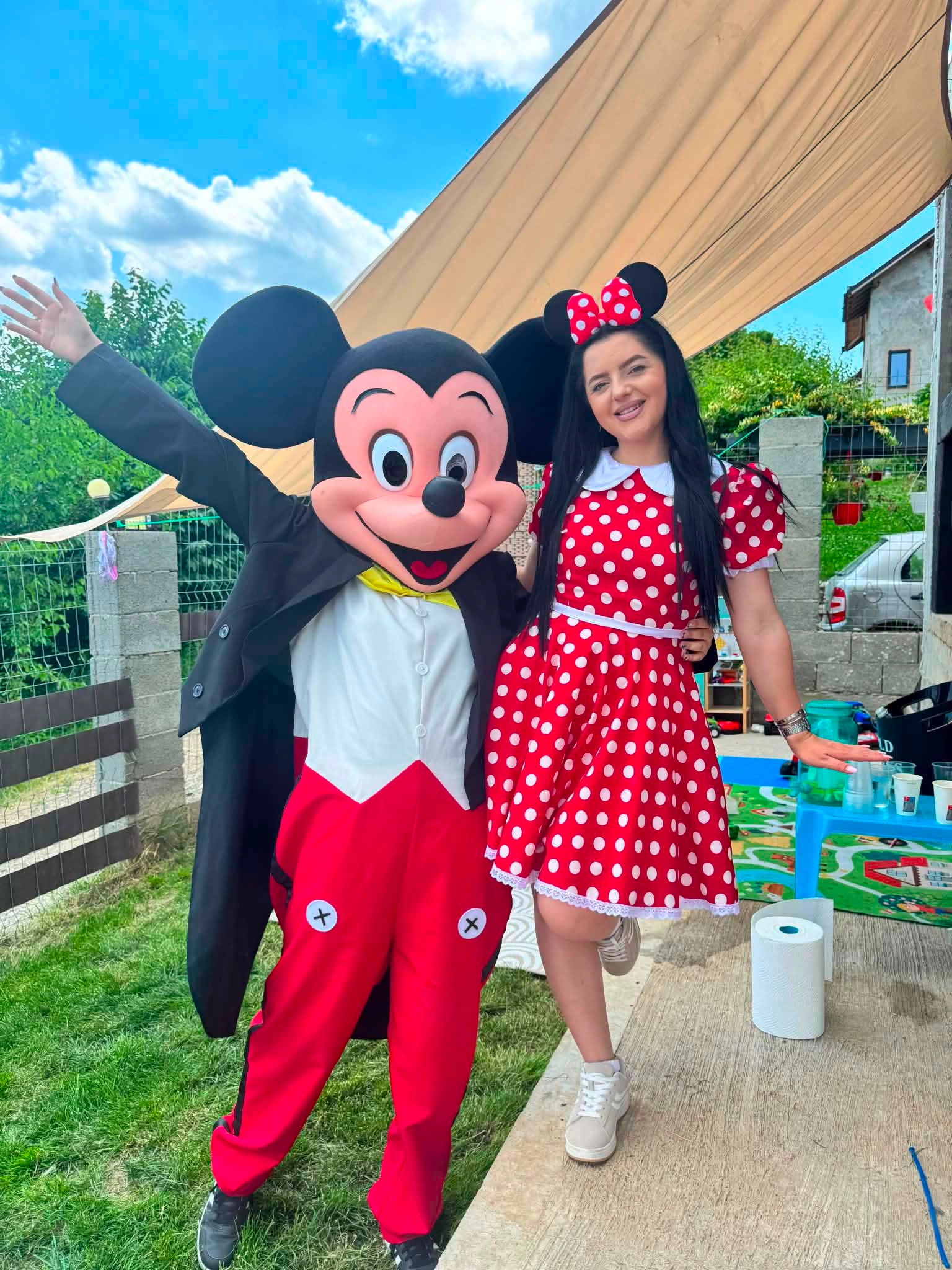 mascota mickey si animatoare in rochie roja