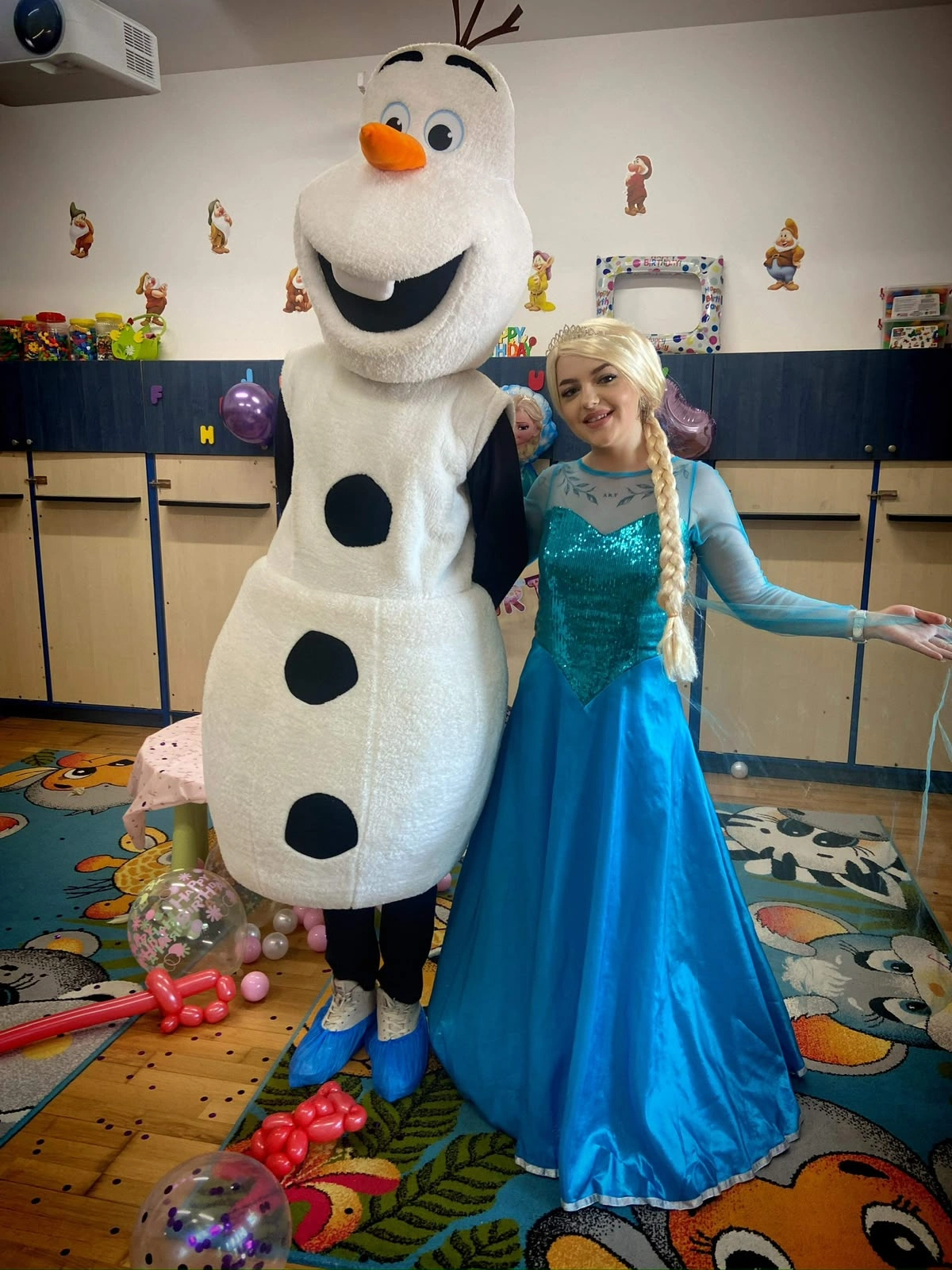 mascota om de zapada si animatoare elsa la petrecere aniversara
