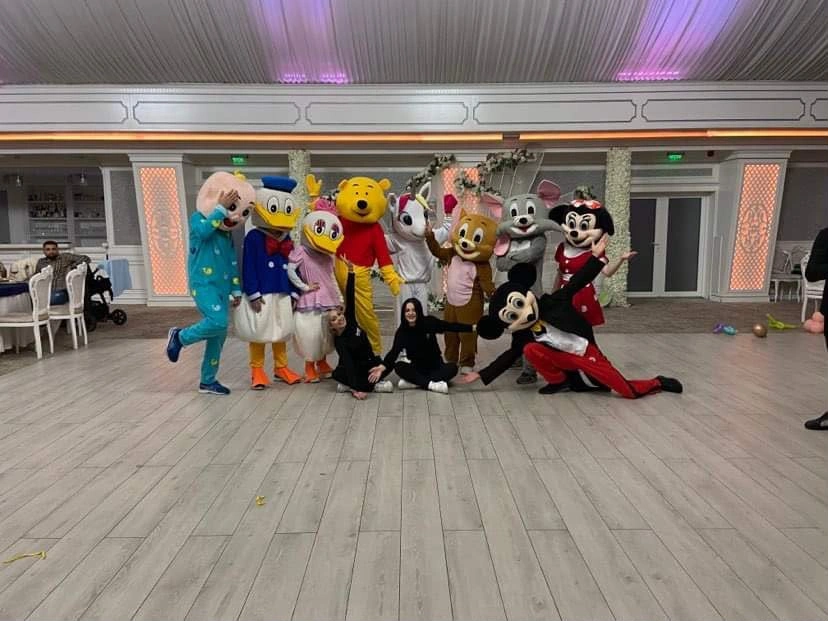mascote mickey minnie si personaje clasice la petrecere aniversara