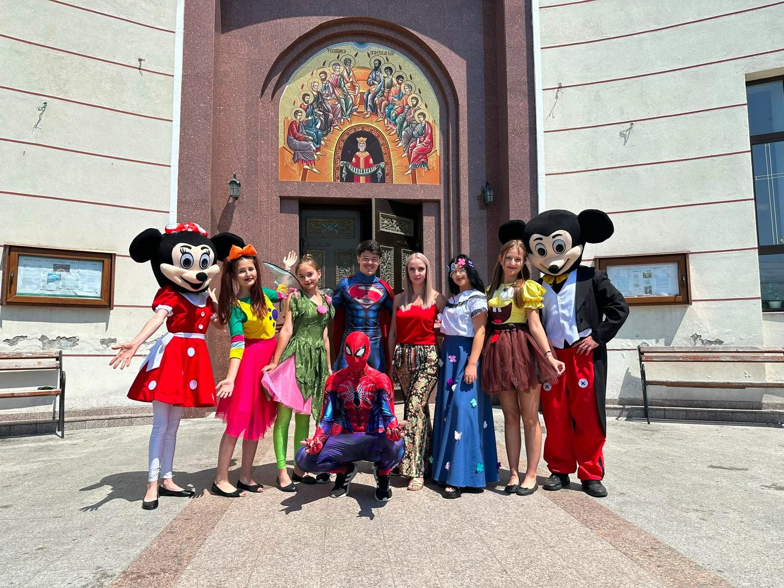 mascote mickey minnie si personaje la eveniment corporate