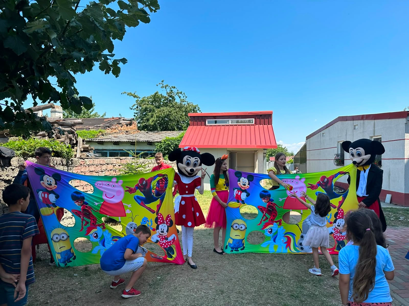 mascote mickey si minnie cu activitati la petrecere aniversara