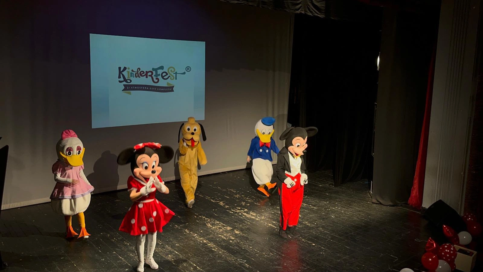 mascote personaj costumat mickey minnie donald pluto pe scena