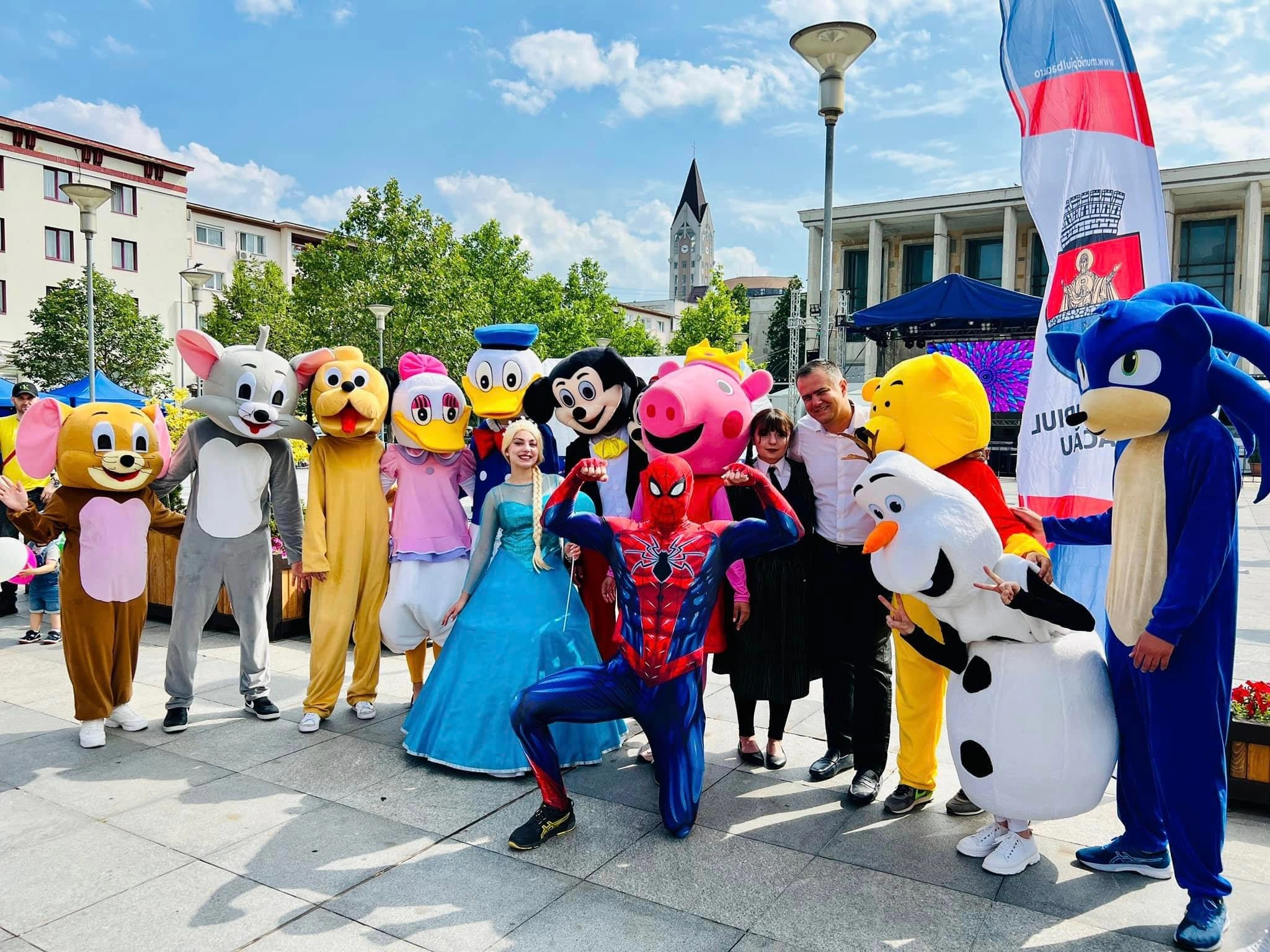 mascote spiderman elsa pe scena orasului