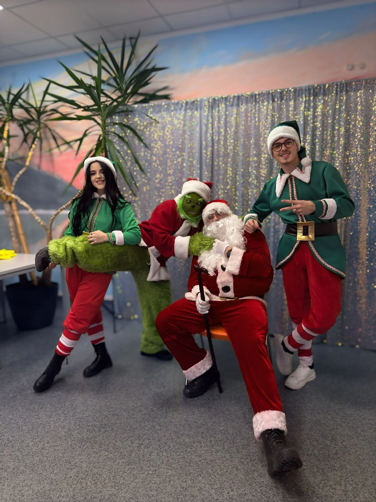 moscota grinch alaturi de mos craciun si animatori