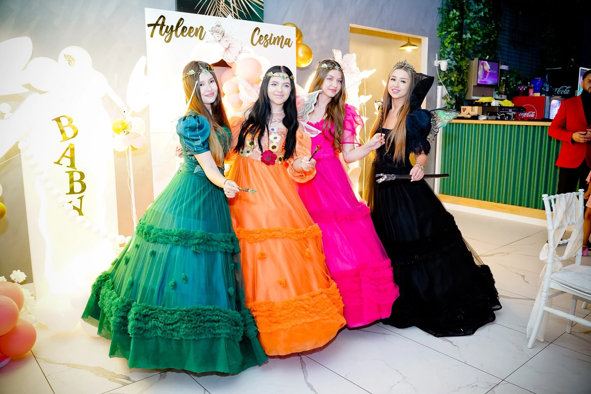 patru animatoare in rochii colorate la botez