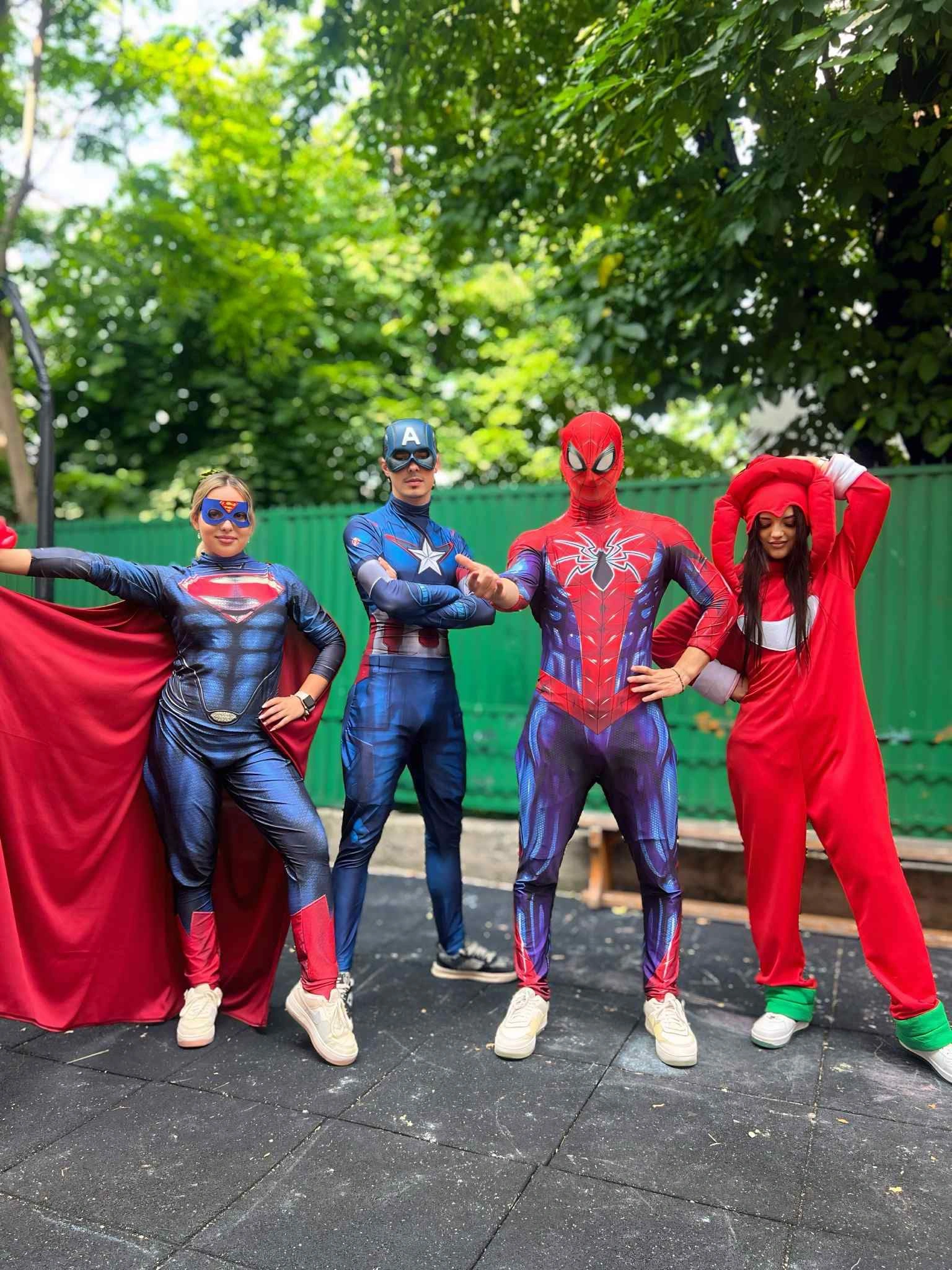 patru animatori supereroi si mascota la eveniment