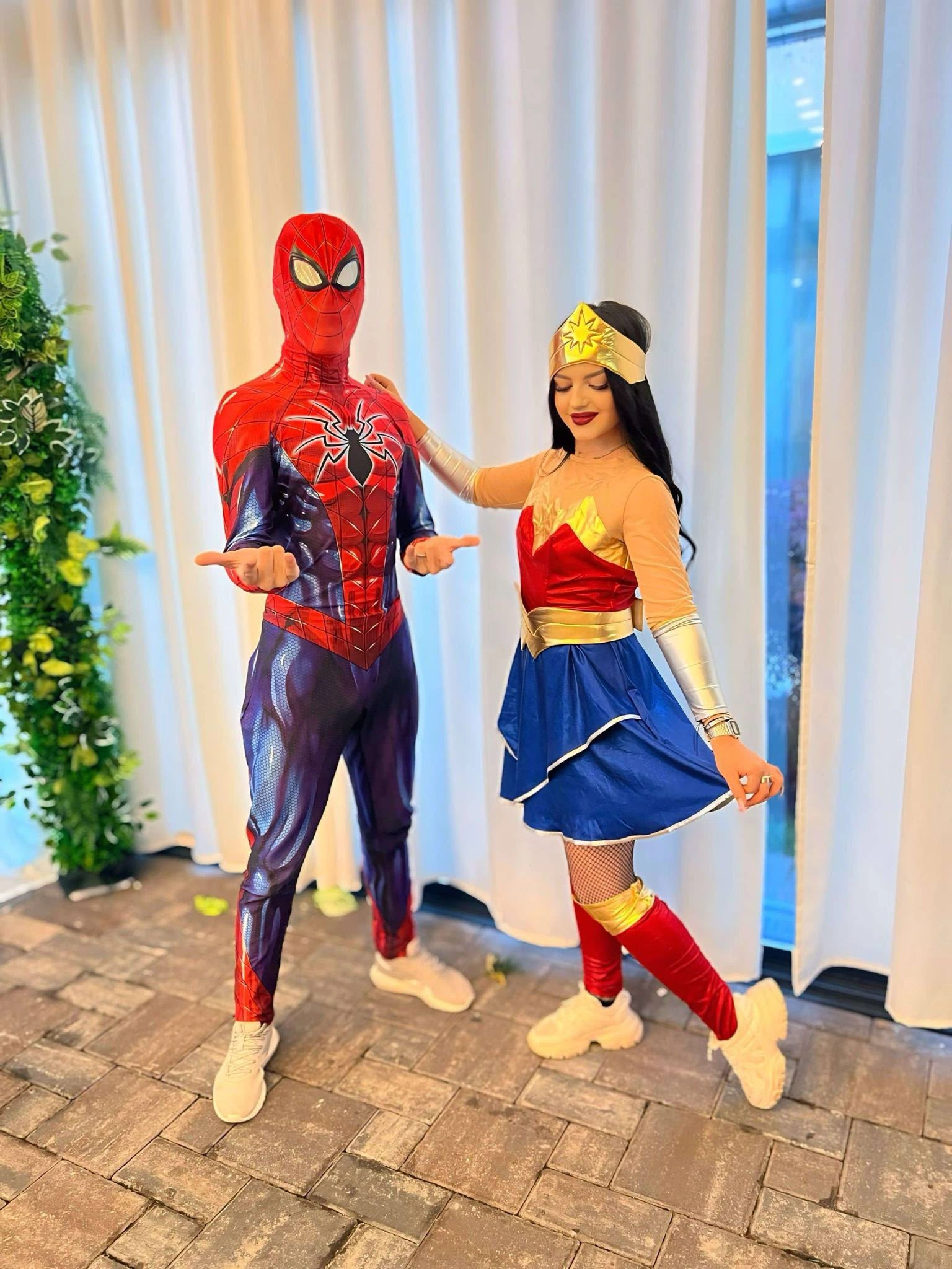 Spiderman si printesa Wonder Woman animatoru la eveniment