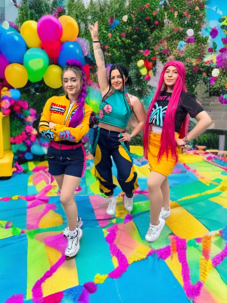 trei animatoare costum vibrant la petrecere aniversara